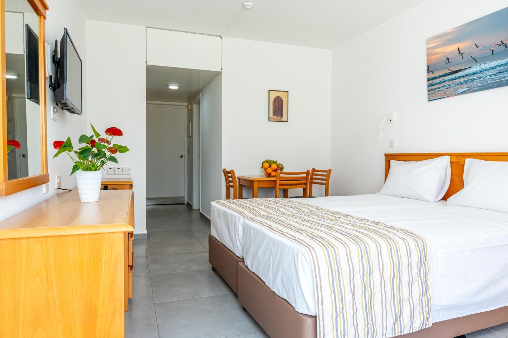 Helios Bay Hotel And Suites Klorakas Værelse billede