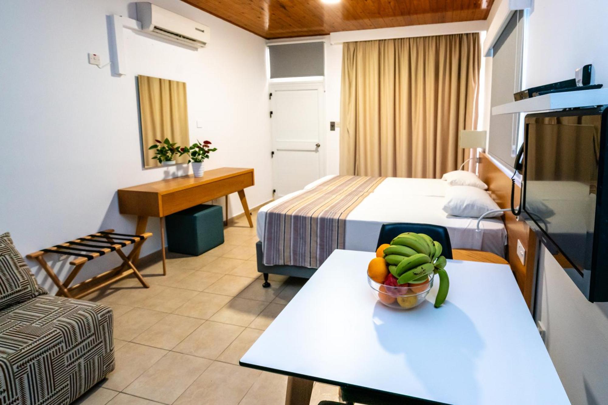 Helios Bay Hotel And Suites Klorakas Eksteriør billede