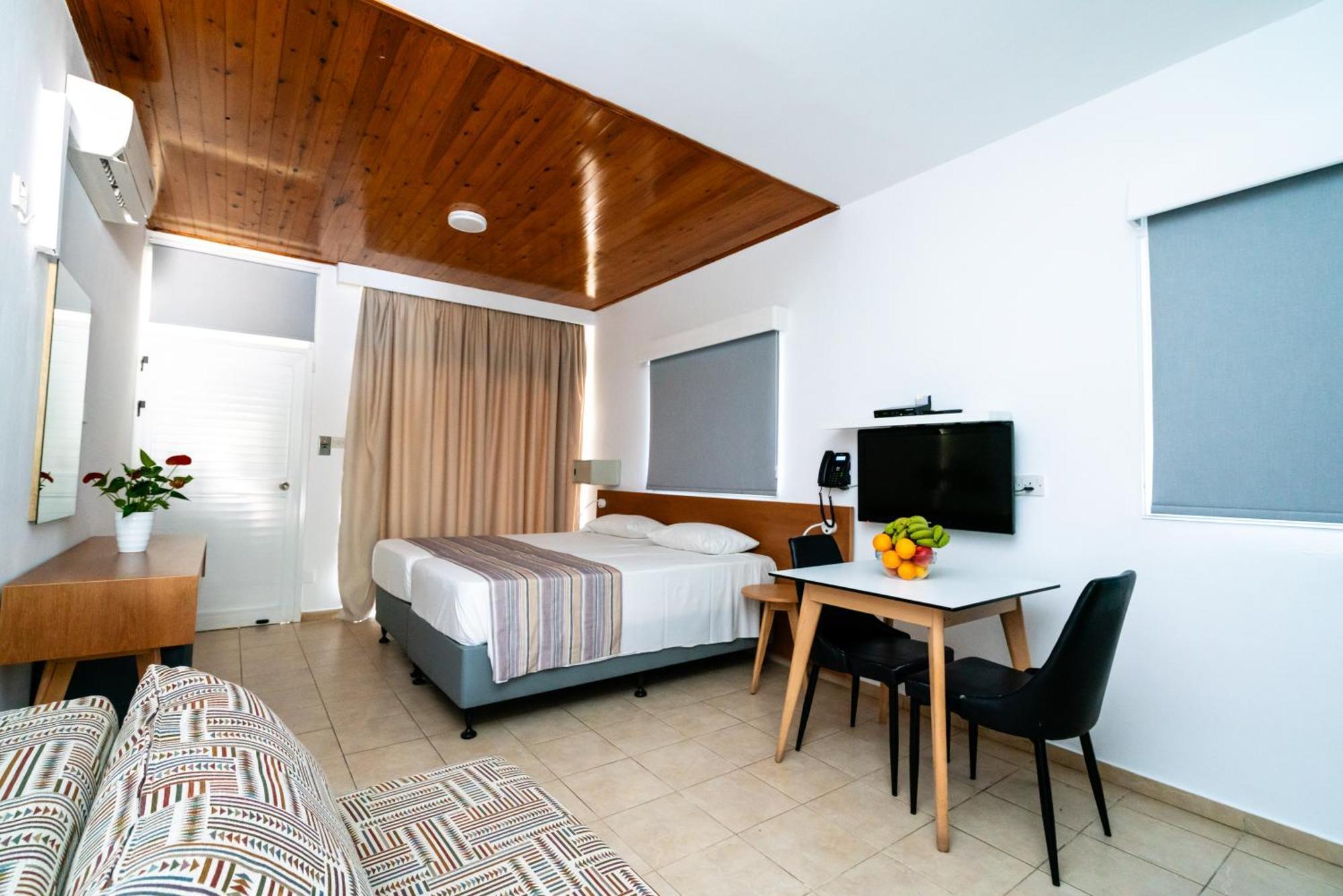 Helios Bay Hotel And Suites Klorakas Eksteriør billede