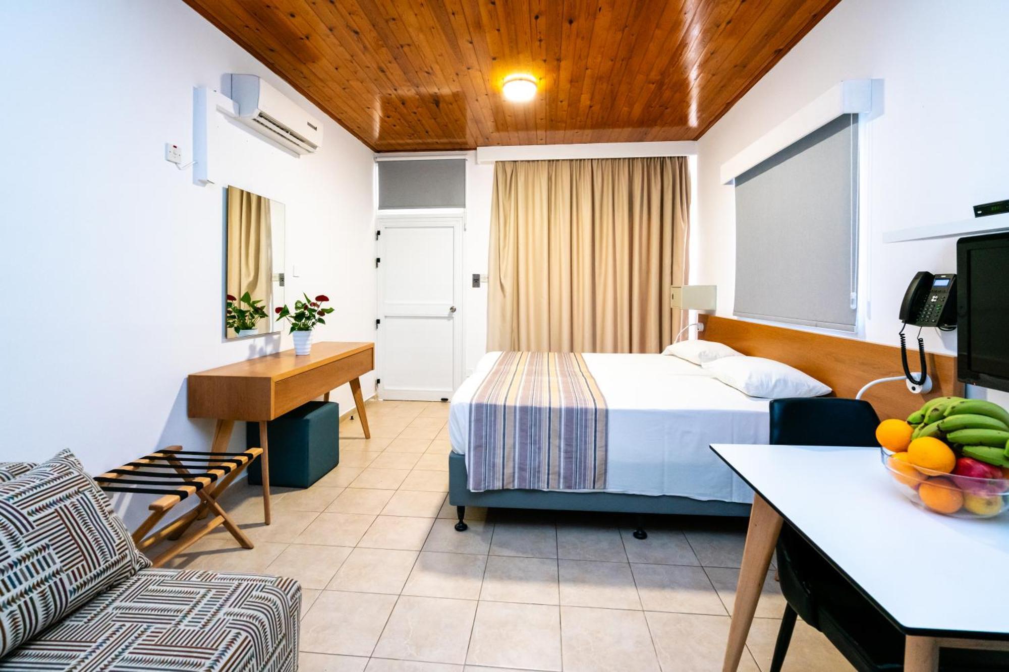 Helios Bay Hotel And Suites Klorakas Eksteriør billede